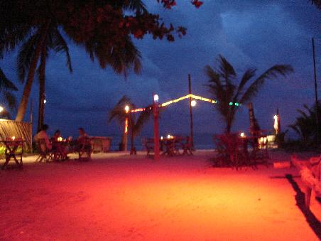 Blick aus unserer Lieblings Strandbar, dem "Babylon". Hier haben wir die Tage und Abende oft ruhig angehen oder ausklingen lassen. Je nachdem ))