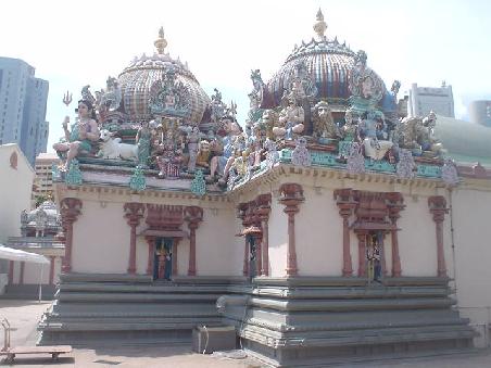 Der hinduistische "Sri Mariamman Temple" mitten in Chinatown, eine beliebte Touristenattraktion und abermals Kennzeichen fuer die Multikulturalitaet Singapurs.