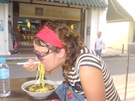 Chrissi geniesst noch ein letztes Mal eine tradtionelle Thai-Noodle-Soup, bevor wir in Richtung Australien abheben!