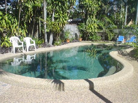 Der Hosteleigene Pool.
Im Meer wird hier aufgrund von Quallenplage eher nicht gebadet.
Ach ja, die Poolsaeuberung gehoert natuerlich auch zu unseren Aufgaben.
