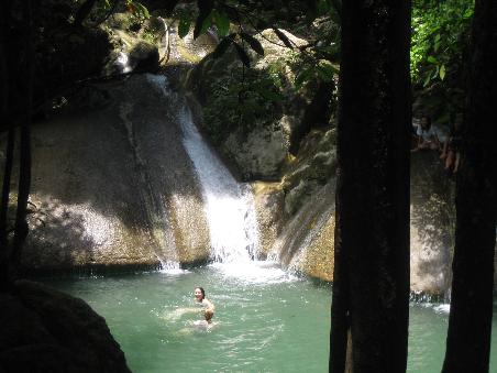 An der vierten Trasse des Waterfalls haben auch wir uns erst mal eine Abkuehlung gegoennt.