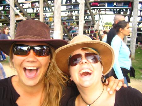 Sabine und Judith mit den heissesten Cowboyhueten, die sie sich fuer ein Shooting ausleihen konntenhaben wir in Cairns kennengelernt und ist fuer einen Tag RODEO zu uns nach Mareeba gestossen.