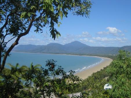 Um diesen Ausblick ueber den "4 Mile Beach" in PD zu bekommen, haben wir uns mit geliehenen Raedern einen schweisstreibenden Berg hochgeschuftet.
Wir finden, es hat sich gelohnt..