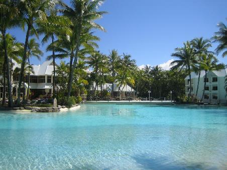 Hier im Sheraton Resort waren wir 2 Tage selbsternannte Poolgaeste. Anfangs hatten wir noch Respekt vor den Waitern die ueberall rumlaufen und ab und an nach Zimmernummern und weiteren Wuenschen gefragt haben..... dann waren wir immer urploetzlich im Wasser verschwunden oder haben auf unseren Liegen geschlafen oder telefoniert. (Wer unterbricht einen schon beim schlafen oder telefonieren ) War echt ein aufregendes Erlebnis!!