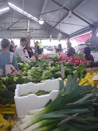 Neben Souveniers ist der QVM beruehmt fuer seine Gemuese-, Obst- und Delikatessenmaerkte!