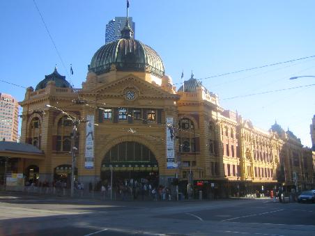 Flinders Station gegenueber..