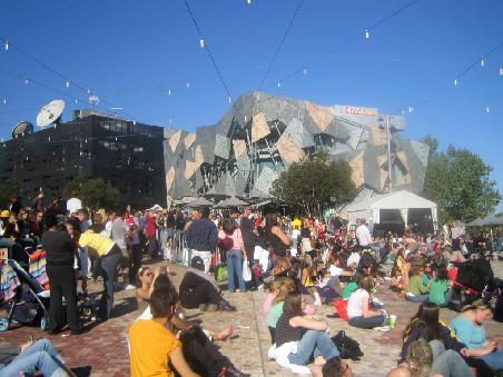 dem Federation Square, auf dem gerade das GRAND FINAL des Australieschen Football Cup celebriert wurde.