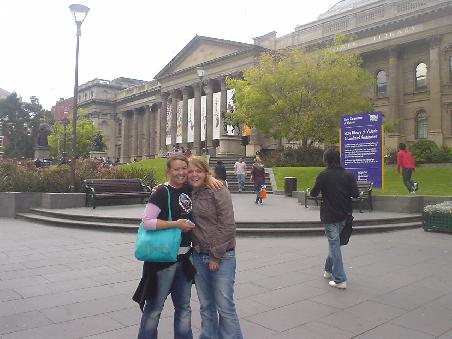 Sind auch voll gluecklich wieder vereint zu sein!!
Hier vor der Melbourne Library.