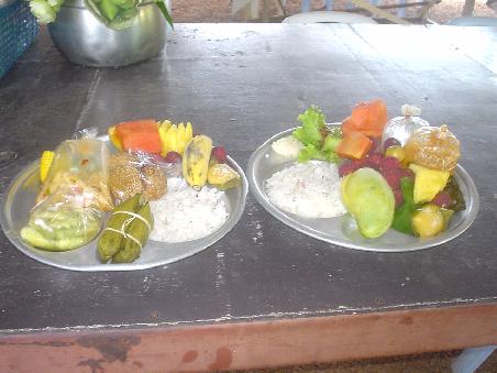 Nach den Moenchen duerfen auch wir uns am Buffet bedienen. Da wir hier nur einmal am Tag essen duerfen, sind die Rationen dementsprechend gross