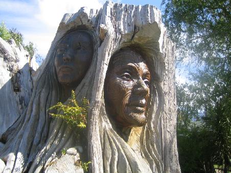 Am Tor zum Abel Tasman NP. Skulpturenpark mit in Holz gemeiselter Geschichtenerzaehlung ueber die Maori-Sagen & Goetter.