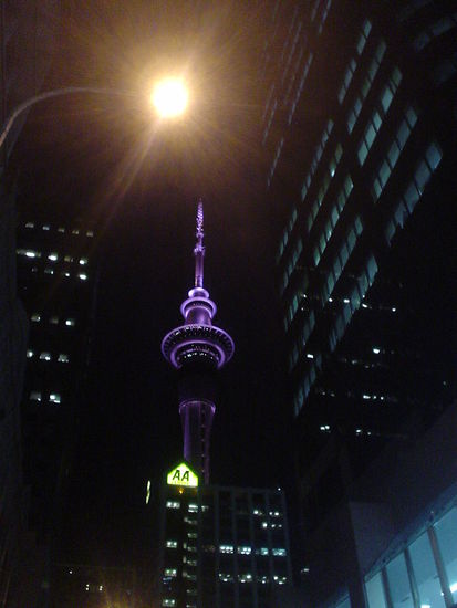 Der Auckland Tower bei Nacht.