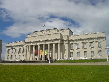 ..wo sich auch das imposante und hoechst informative Auckland Museum befindet. Hier kann man Stunden damit verbringen, sich ueber die Historie der Maories sowie Neuseelands im allgemeinen zu informieren. Detailliert und mit ganz viel Muehe sind diese Themen hier von den Neuseelaendern zusammengetragen.