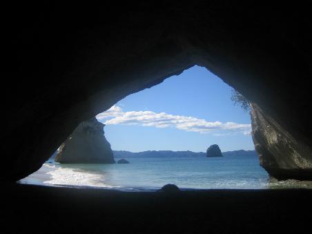 Nach einem farbenpraechtigen Kuestenwalk gelangen wir zur vielbestaunten "Cathedral Cove", eine der Hauptattraktionen in Hahei.