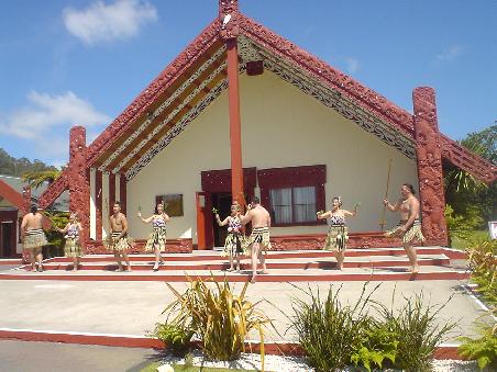 In Rotorua liessen wir es uns natuerlich nicht nehmen, bei einer traditionellen "Maori cultural show" zuzusehen. Hier zeigen die Maoris ihren kulturellen Begruessungstanz, bevor wir in die Versammlungshalle gebeten werden.