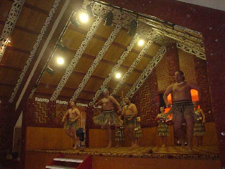 Hier werden wir mit weiteren traditionellen Taenzen bekannt gemacht, wie beispielsweise dem imposanten Kriegstanz der Maori, dem HAKA.
