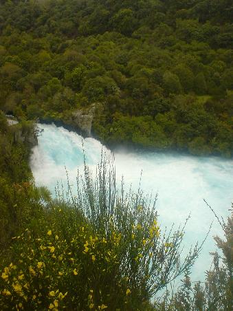 Die Kraft der Huka Falls wurde bis vor ein paar Jahren noch zur Elektrizitaetserzeugung genutzt. Die Falls sind mit ihren 10 m zwar nicht sehr hoch, dafuer jedoch sehr gewaltig.