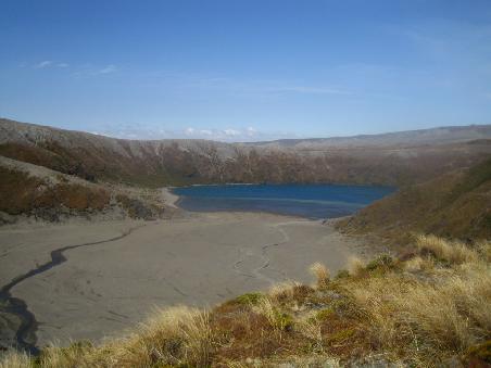 Mit diesem Ausblick auf den lower TAMA LAKE wurden wir nach 3 Std. Wanderung belohnt.