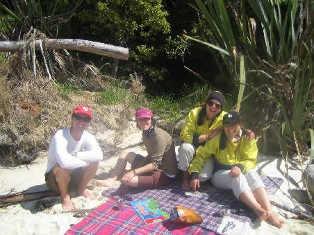 Beim Breakfast-break in einer Bucht. Mal wieder als doppeltes Lottchen unterwegs. War aber vorgeschrieben! Ausruestung gabs vom Tourguide