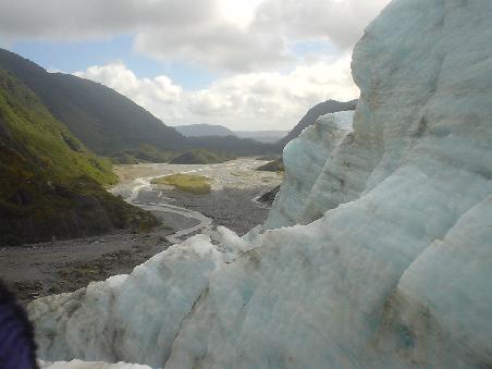 Blick auf das Gletschertal, welches urspruenglich, also bis vor nicht einmal 100 Jahren noch sebst Gletscherauslaeufer war.