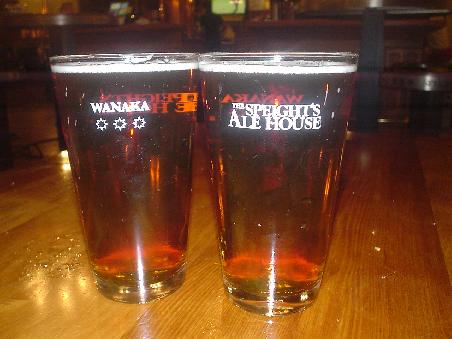 Angekommen in Wanaka ham wir uns natuerlich ein Feierabendbier verdient....na dann Prost