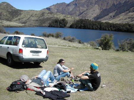 gemuetliches Picknick am See mit Andrea aus Bella Italia.
(uebrigens, seine Muetze hat er selbst gehaekelt!!)