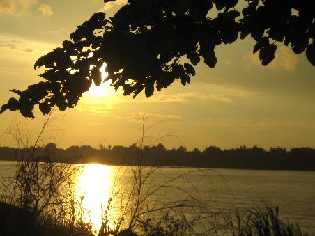 Sonnenuntergang von unserem GuestHouse Mut Mee aus. Die Sonne geht innerhalb einer halben h und bereits ab 6.30pm unter.