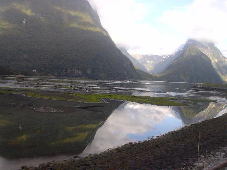 Der Anfang der bezaubernden Milford Sounds, welche wir am naechsten Morgen per Bootsfahrt erkundet haben.