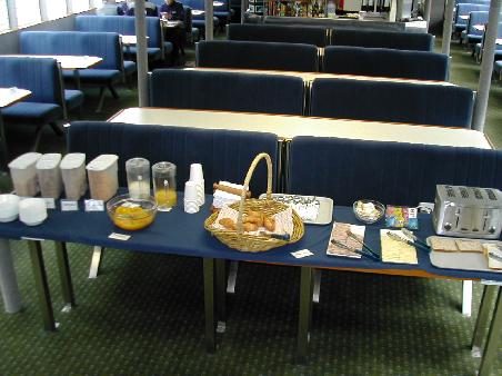 Weil wir fruehs die ersten waren, hatten wir ein Boot - sonst fuer bis zu 400 Personen gedacht - ganz fuer uns alleine, einschliesslich dem Fruehstuecksbuffet, dem Kaeptn - der uns auf die Bruecke geholt hat - und natuerlich der exkluisiven Aussicht auf die Sounds.