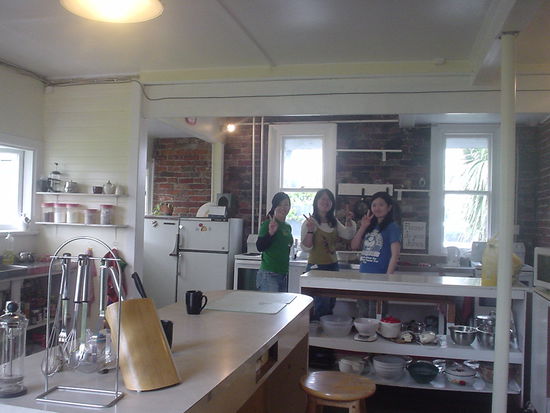 Eine Kueche mit allem (Milchschaeumer...Waffelmaker) was das Geniesserherz hoeher schlagen laesst. Und irgendwie wars hier so sauber..anders als in all den anderen Hostels...tsts..woran das wohl liegen mochte??