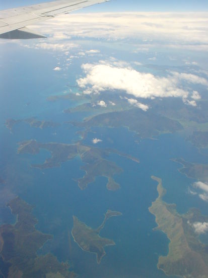 Unser Flug nach Auckland, koennten die Marlborough Sounds sein, zwischen Sued- und Nordinsel. Eine Vermutung...