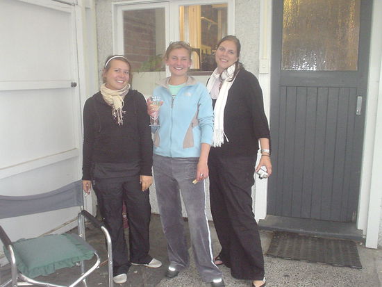 vorm Hostel in Christchurch, mit der lieben Cathi (rechts) und unserer niederlaendischen roommate leider-weiss-ich-den-namen-nicht-mehr 