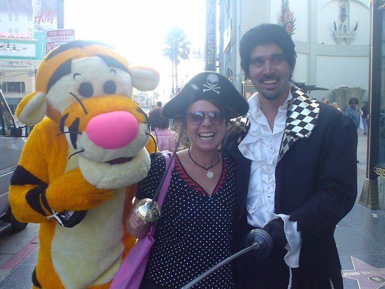 vorm KODAK Theatre in L.A....
so schnell konnte ich gar nicht schauen, hatte ich den Hut auf dem Kopf und den Saebel in der Hand. 
nach all dem Spass durfte ich den beiden dann auch noch je einen $ schenken... naja, die muessen auch von was leben, gell.
