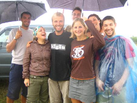 Die Heimat zu Gast in Mareeba!
Mit Dani, Michi und Sebi aus dem Allgaeu auf dem Mareeba Rodeo.
@Michi & Dani: Toi Toi Toi auf eurer Asienreise, lasst von euch hoeren und vergesst unsere wertvollen Tipps und die "Does & Dont's" nicht!! (wir haben's erlebt)