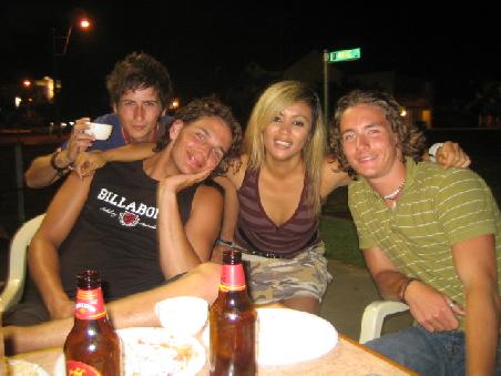 ..., Hendrik, Maria und Chris mit sattem und zufriedenen Laecheln nach einem anderen, Guesthouse-gesponserten BBQ...