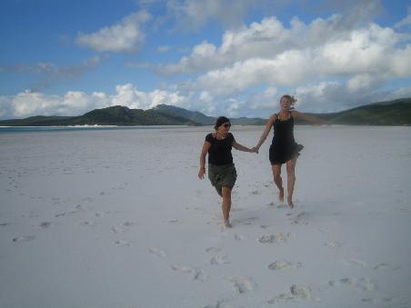 Wir koennen gar nicht fassen wie samtweich der Sand auf den Whitsunday-Inseln ist und lassen unserer Begeisterung im wahrsten Sinne freien Lauf....