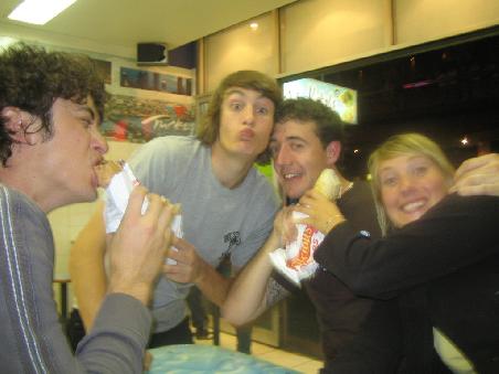 Die "Brisbane-Party-Crew" beim After-Party-Kebab