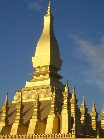 Der "Phat That Luang" - das beruehmteste und wichtigste Nationale Monument in Laos - ist ein Symbol sowohl buddhisitscher Religion als auch Laotischer Souveraenitaet.