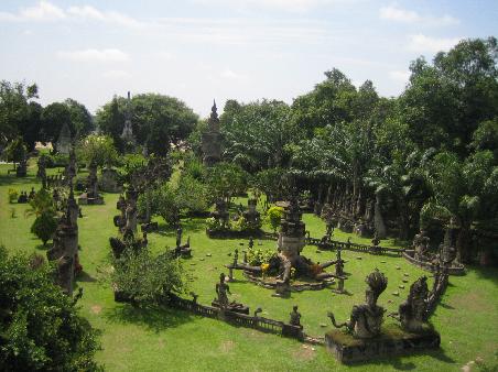 Blick auf den Buddha Park "Xieng Khuan" bei Vientiane, in dem sowohl buddhistische als auch hinduistische Skulpturen zu bestaunen sind.