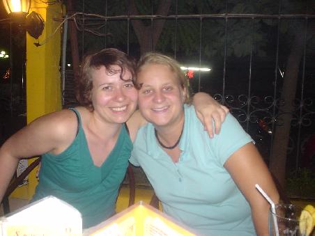 Chrissi und Sabine an unserem letzten Abend in Vientiane.
