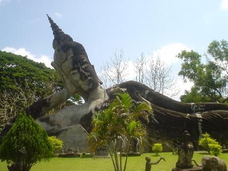 Riesiger "lying Buddha" im Buddha Park.