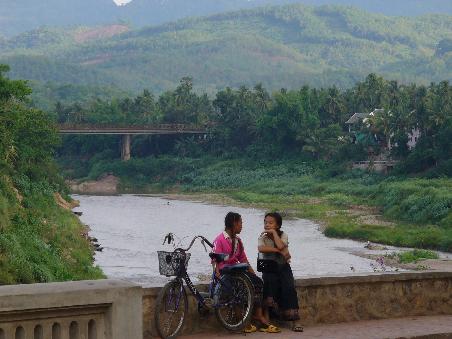 Kulisse am Mekong. In Laos nimmt man sich viel Zeit...