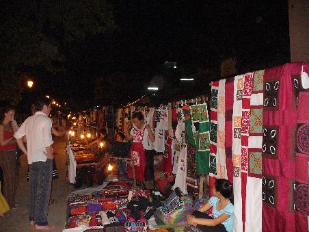 Nightmarket in Luang Prabang. Auch wir konnten uns nicht zurueckhalten und haben kraeftig geshoppt und gehandelt.