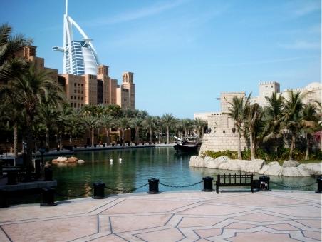 Blick von der Mandinat Hall auf das gleichnamige Hotel. Im Hintergrund das Burj al Arab