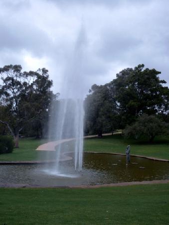 Kleiner Teich mit Wasserspiel im Park