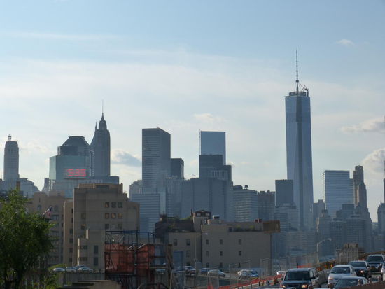 Blick auf lower Manhattan vom Anfang der Brooklynbridge