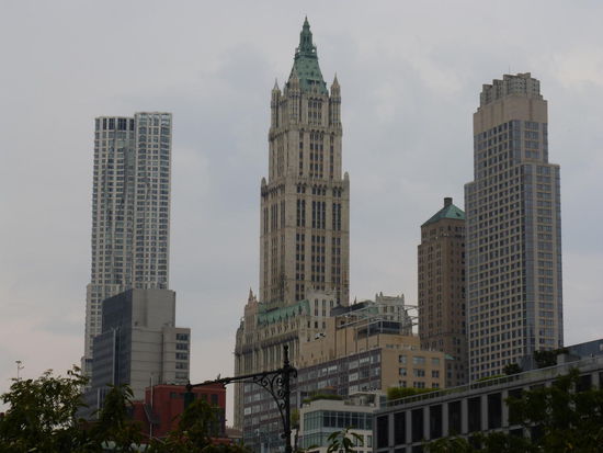 Woolworth Building in der Mitte