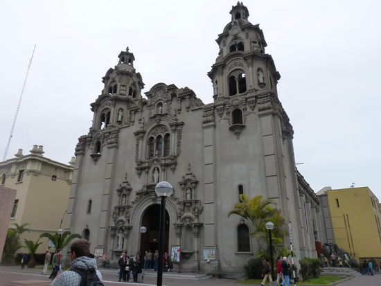 Kirche am Ende des Kennedy Parks in Miraflores