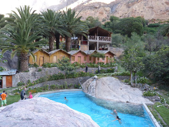 Pool mit unseren Schlafhütten