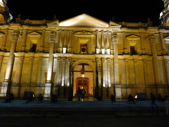 Eingang der Kathedrale in Arequipa bei Nacht