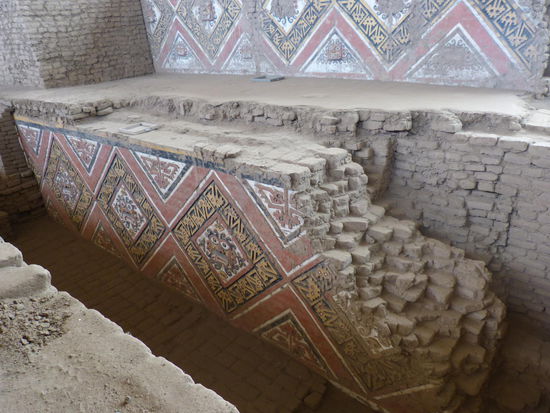 Mauerausschnitt mit Wandmalereien im Huaca de la Luna